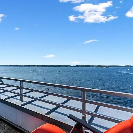 Terrace 11 Comfortable Semesterbostad *